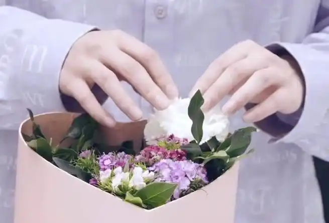 边伯贤超话@baekhyunee7220214【exo】kyoongtube更新 美手&鲜花98