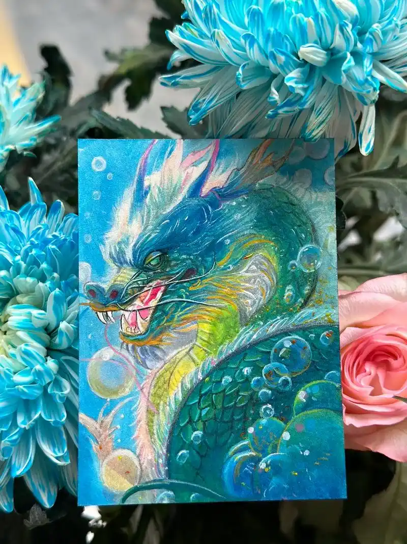 手绘 幻彩的龙.#手绘卡 #丙烯画 #水彩 #彩铅 #插画 - 抖音