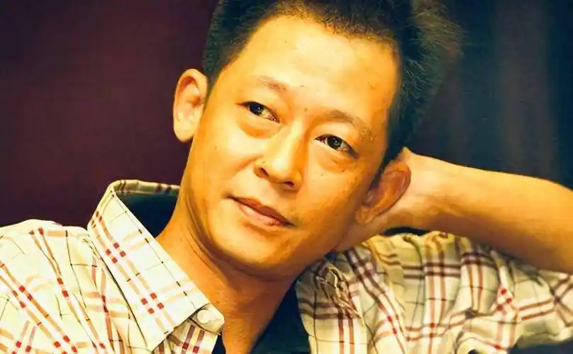 6岁王志文半秃似老爷,48岁娇妻却像学生 一家人出街让人惊叹_表演_陈