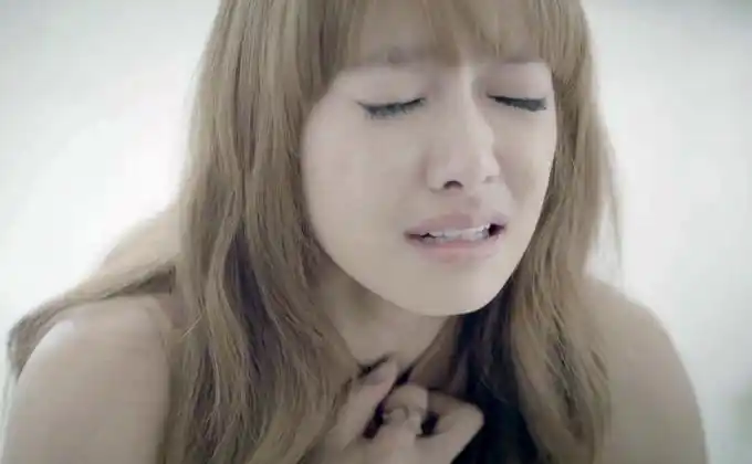 求一张宋茜的图片,金色头发,悲伤地表情