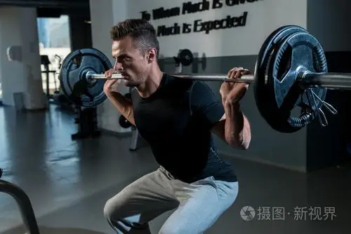 黑色t恤的年轻人做的杠铃深蹲