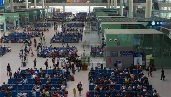 5月14日,乘客在江西南昌西站候车室候车.