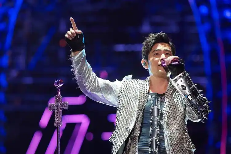 p>周杰伦(jay chou),1979年1月18日出生于台湾省新北市,祖籍福建省