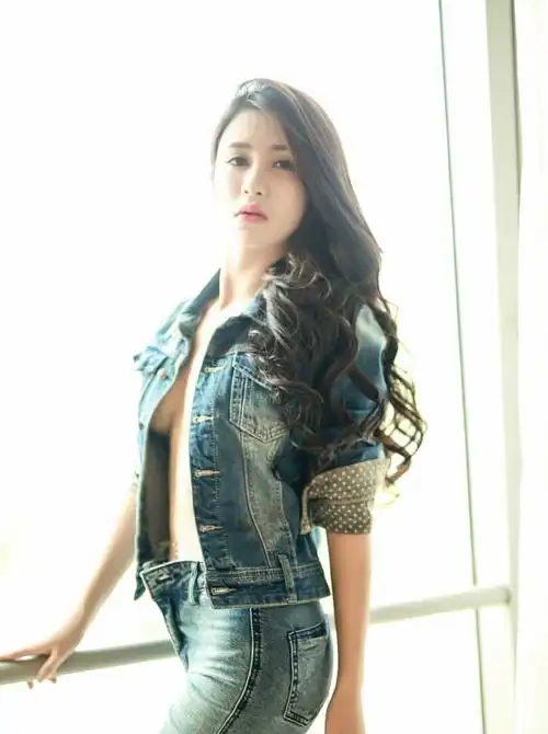 冷艳御姐真空牛仔装酥胸爆乳大胆诱惑写真_美女写真_美桌网