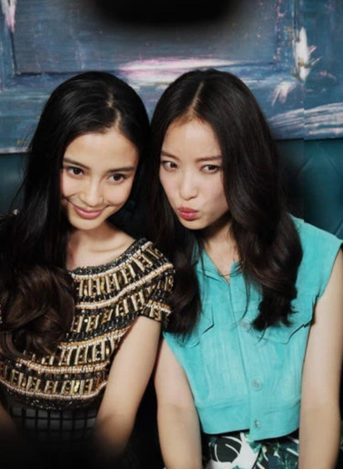 baby和倪妮早年同框旧照曝光,脸型身形太相似傻傻分不清楚!