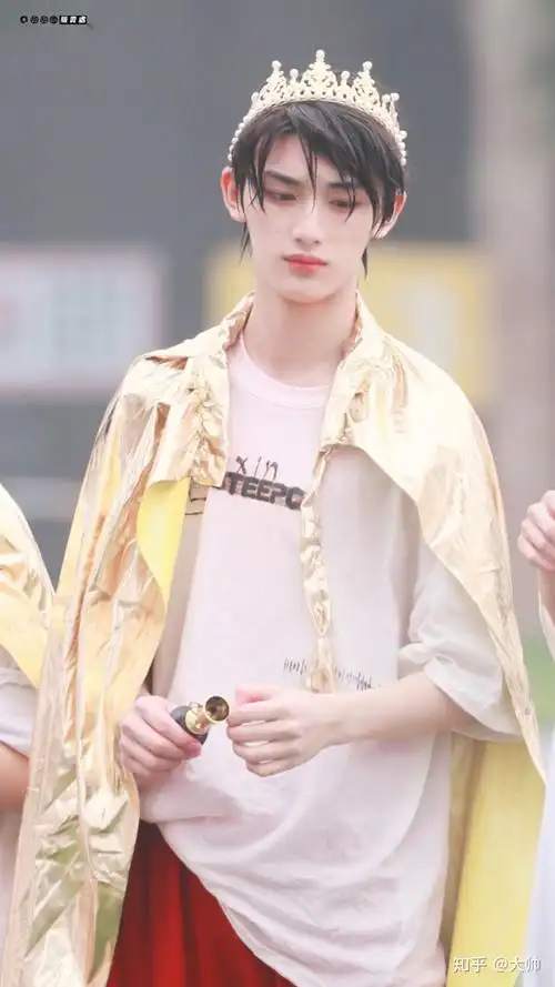 可以给我安利一些丁程鑫绝美照片吗?