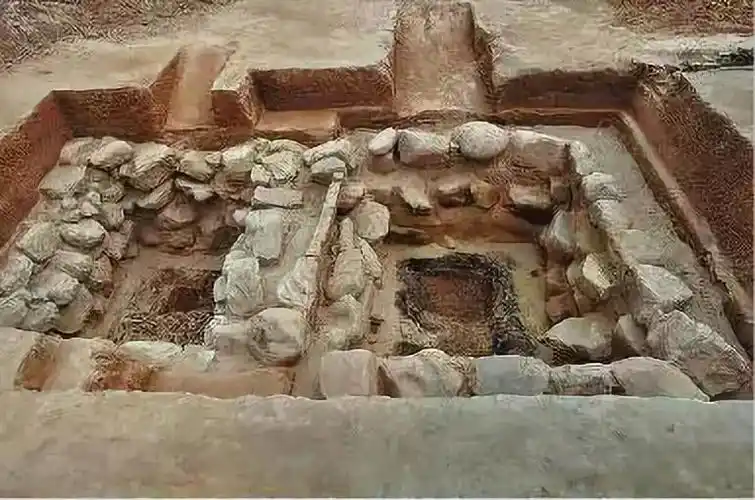 因为这位南京锦衣卫指挥佥事姓徐,而不远处就有徐达墓,所以有学者推测