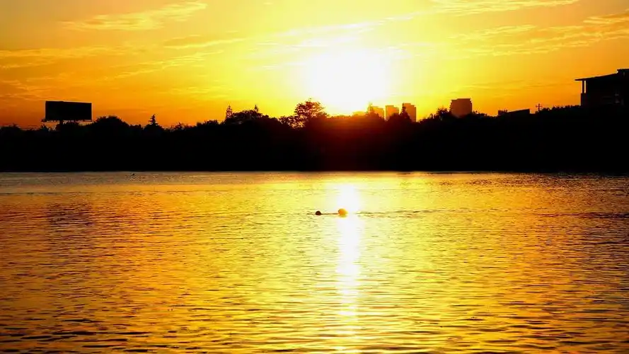 祖国母亲,今天是你的生日,我迎接朝霞,迎着金色阳光