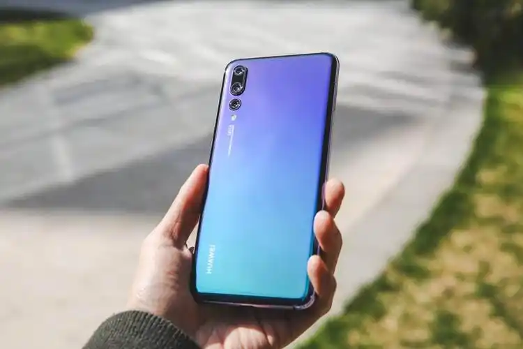 而华为maters保时捷设计则是华为,徕卡,porsche design联手打造的超级