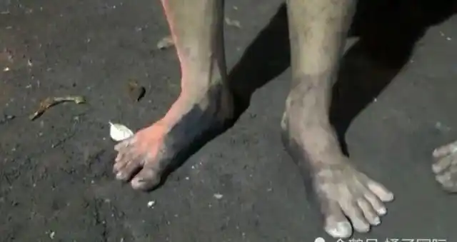 印尼学生举行赤脚踢火球比赛