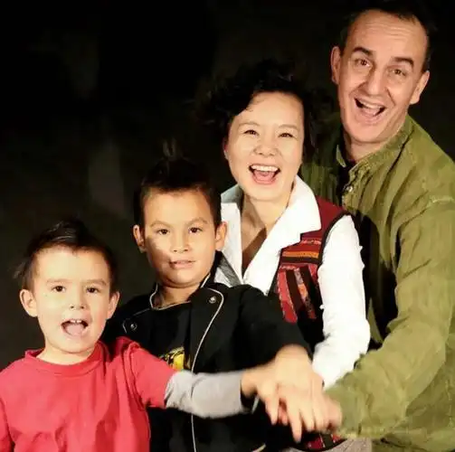 宁静混血儿子合照画面太美 明星家有混血儿女已长成(组图)