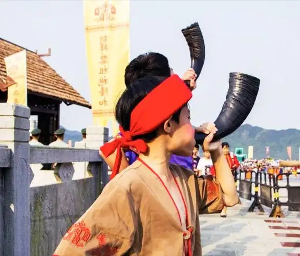 上午九点整,黎族少年吹起了牛角号,黎族祭祀大典开始.