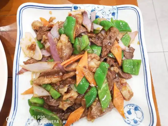 饭庄的招牌菜一一熘三样,香气四溢.