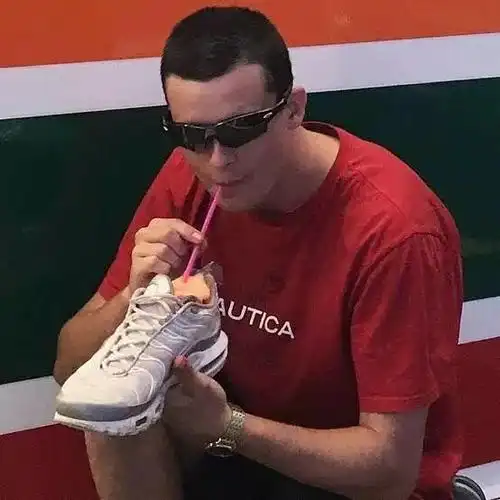 又闻又舔还不算最野,真正的狠人都在用球鞋泡酒