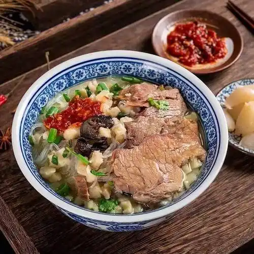 每开一次便淋一次羊油,油脂慢慢渗入馍粒中,香气由浅至深,羊肉泡馍鲜