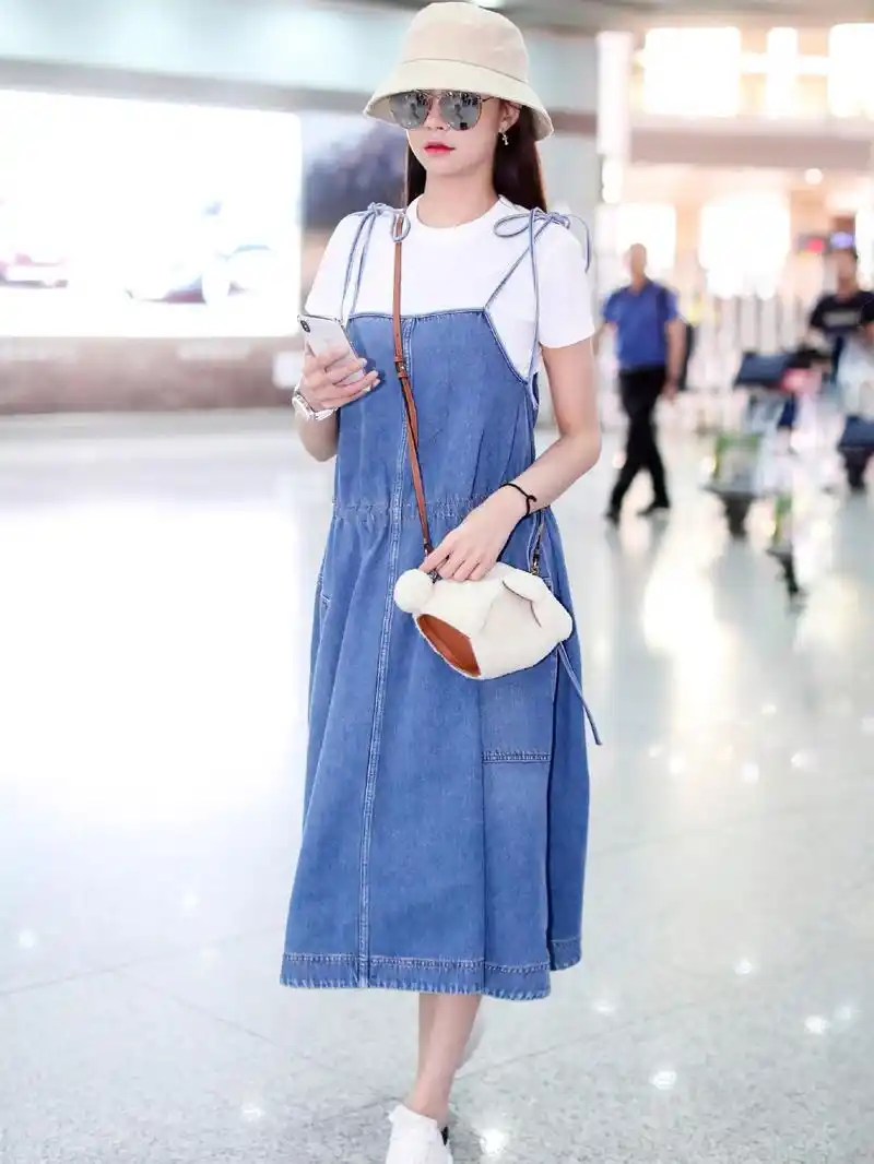 沈梦辰减龄有一套,背带裙小短裙齐上阵,美成少女样!