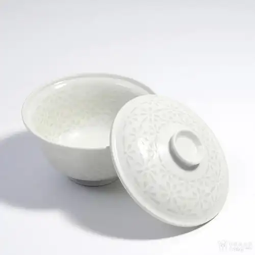 清乾隆 白釉玲珑瓷盖碗