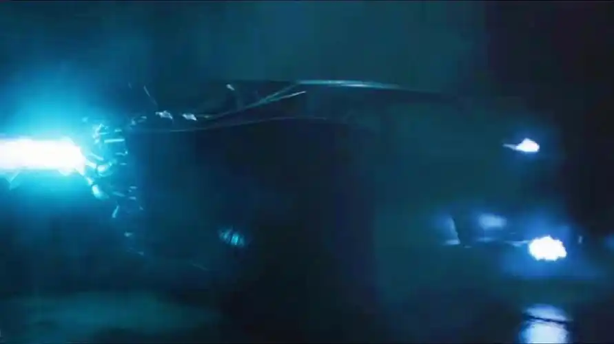 最穷的蝙蝠侠肉眼可见的是,新蝙蝠抛弃了以往代代相承的高科技蝙蝠洞