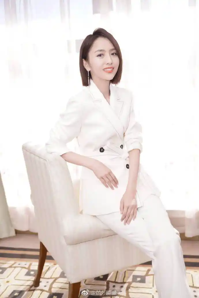 佟丽娅又瘦又美穿白色西装套装明明只有85斤却称自己很胖