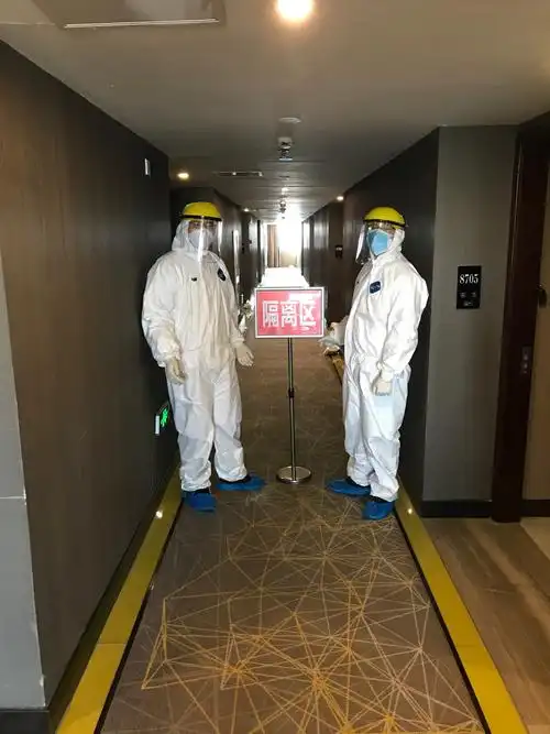 全副武装,和同事一起准备进入隔离区工作