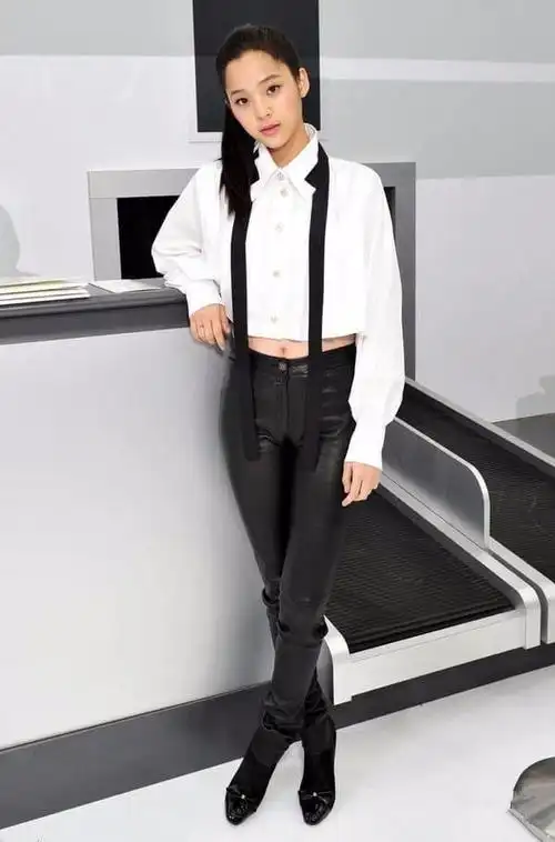 继倪妮之后欧阳娜娜再露骆驼趾,网友:小小年纪发育得真不错_网易订阅