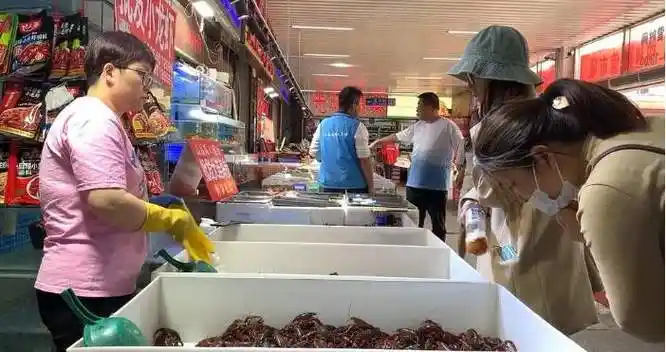 "刘女士告诉记者,她在市场卖小龙虾已有十年之久,白天主要是散客零售