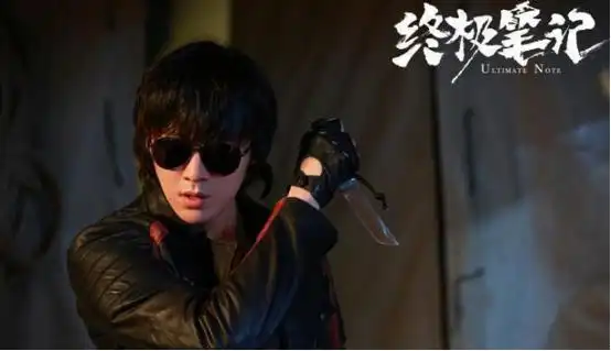 黑瞎子在《沙海》中使用着黑金短刀,总是带着一副眼镜,无论何时脸上都