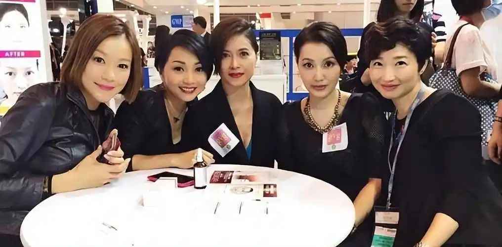 现在黄纪莹的生意已经扩展到内地这边,而她本人无论走到哪里,都堪称活