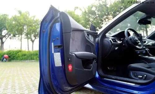 话说这无边框的车门真的是上/下车倍有感觉!