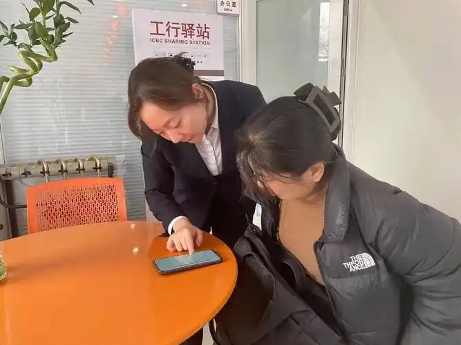 工商银行宁夏分行灵武支行"客户为先,真情服务"_进入银行_女士_平台