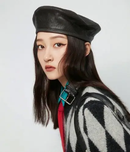 关晓彤运动风大片释出 贝雷帽搭格纹衫青春又时尚