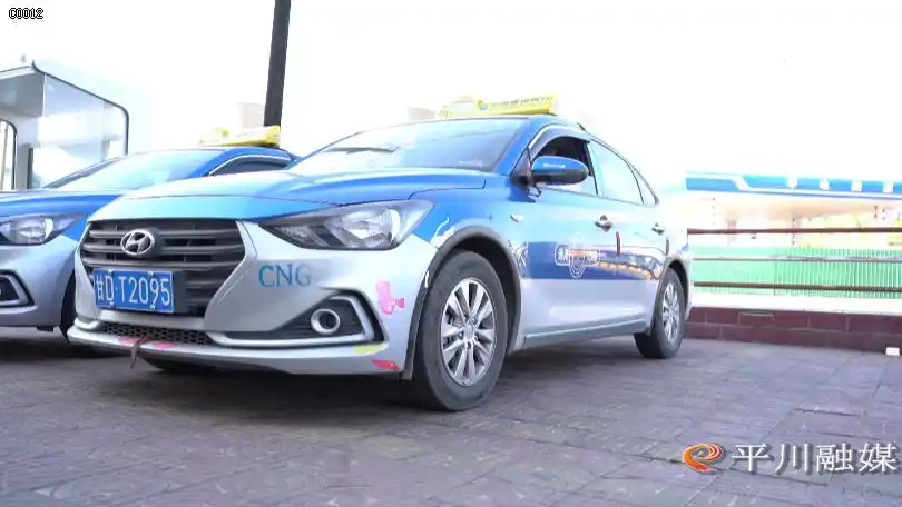 锦旗送到白银市通泽公共交运集团有限责任公司的出租车司机贾海东手中