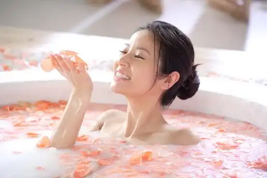 组图:林心如泡牛奶浴秀肌肤 香艳夺目娇嫩诱人