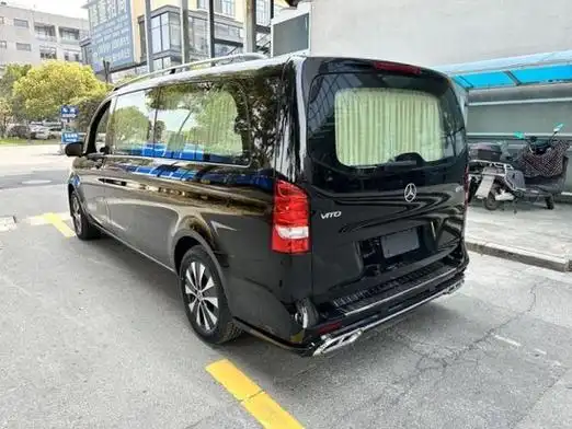 2023款奔驰威霆商务车30多万起内饰奢华