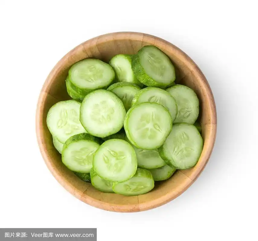 鲜黄瓜片置于木碗中,孤立于白色背景上.俯视图