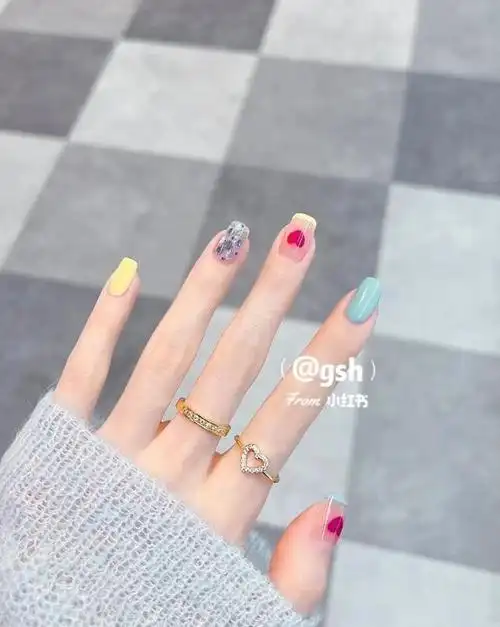 指甲图片美甲款式(春日美甲时髦显白拿图去做)