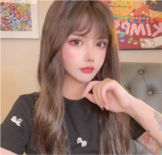 22岁炫迈妹子无美颜滤镜状态曝光肤质差闭口很多眼袋法令纹明显