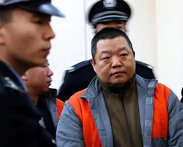 吴亦凡踩缝纫机不算啥?盘点明星入狱悲惨状况,一位衣服被扒光