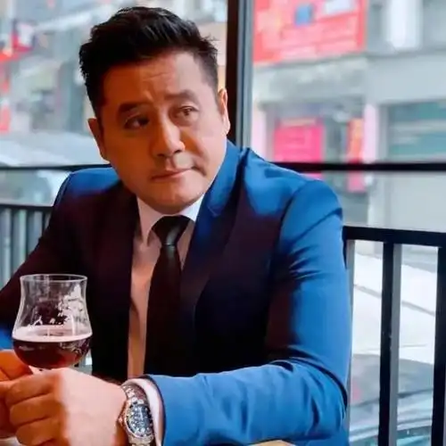 麦长青曾是tvb的一名资深男配角,先后出演过110多部电视剧,代表作包括