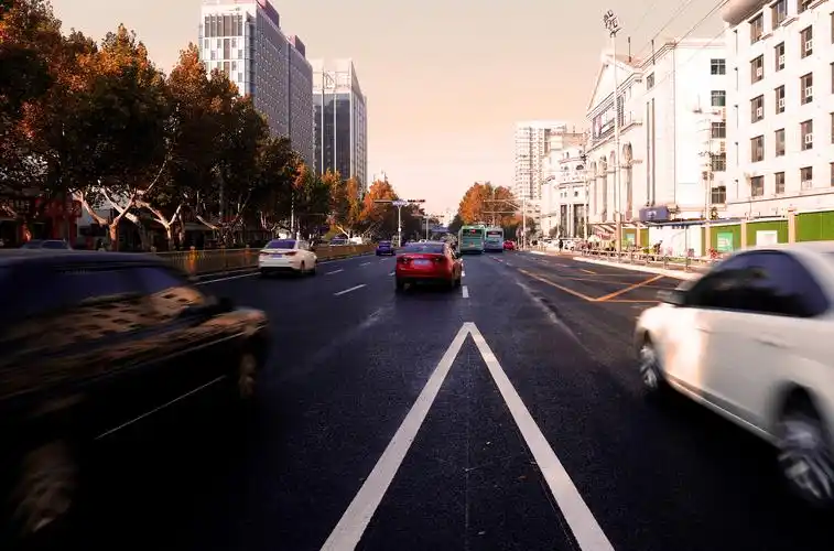 深秋的济南解放路道路换新颜出行更舒心