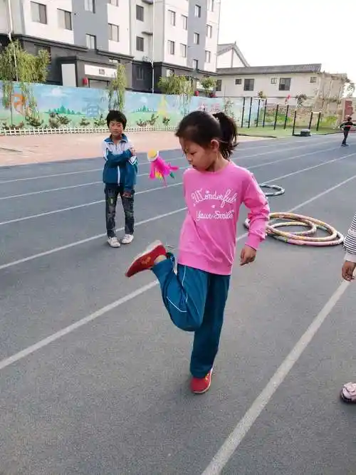 踢毽子可以提高孩子们的协调能力.