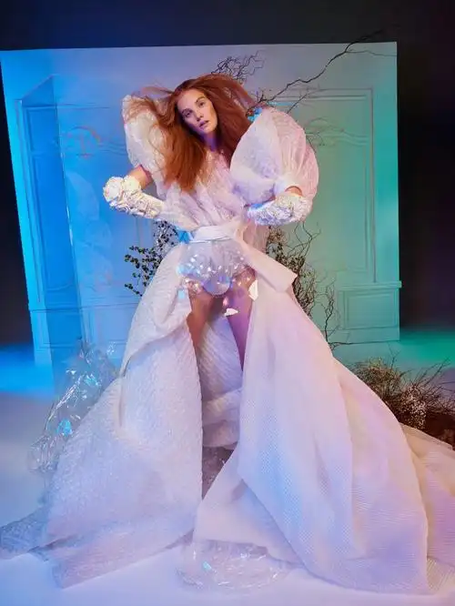 资讯 > 正文harpers bazaar serbia june 2021 红发超模alexina