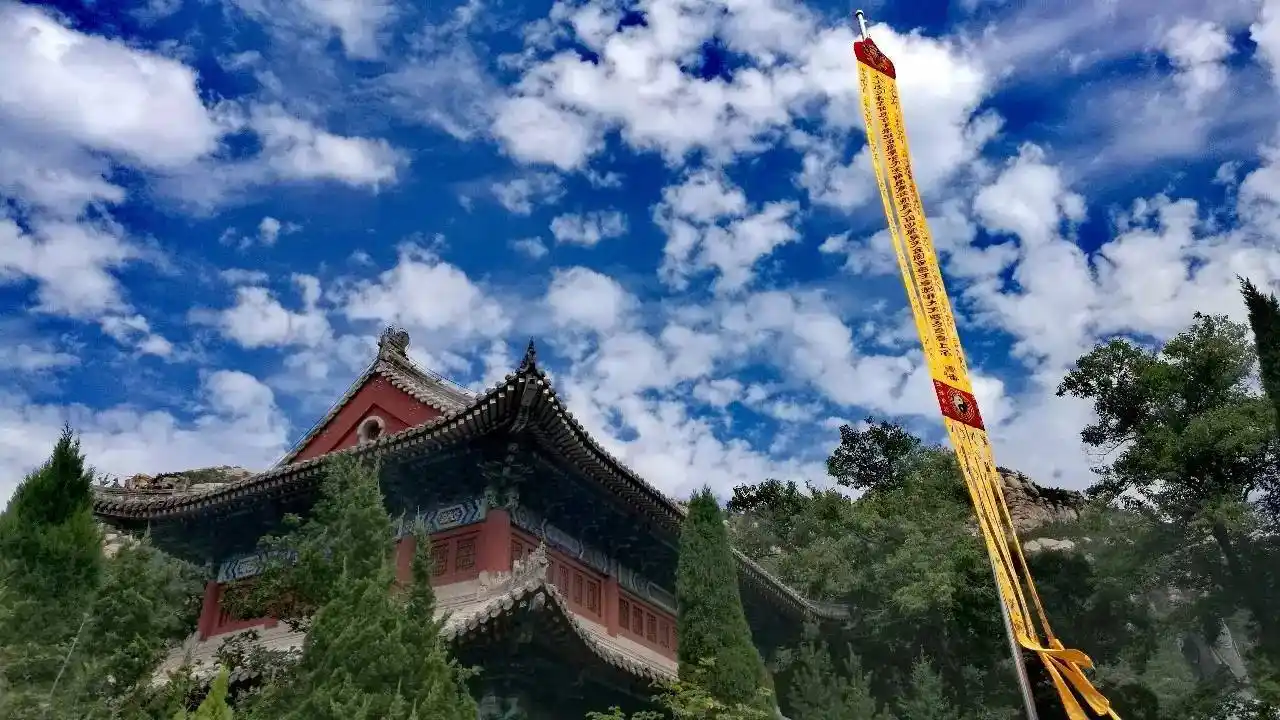 以三官殿,三清殿,三皇殿为主殿,以附属关岳祠,东西客堂,坤道院等构成