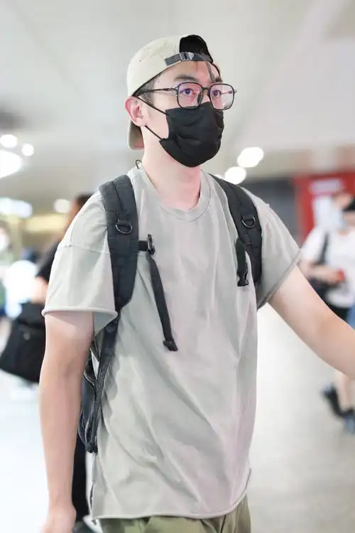 朱亚文反戴棒球帽 黑框镜,背着双肩包痞帅又减龄,沈佳妮抱着女儿妈妈