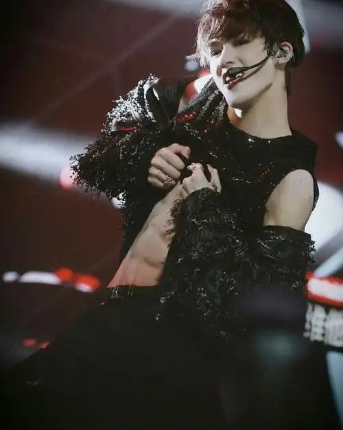 顶胯就顶胯吧,怎么还撩起了上衣,露出了腹肌,耍"心机"了啊.