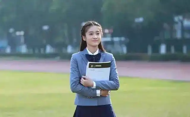 校服梳着中分半头,19岁的张雪迎这么打扮不仅漂亮还流露出浓浓的青春