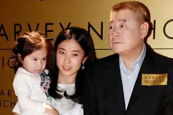 纪实刘銮雄一生赚千亿资产,妻子甘比才接班3年,已亏掉了近2百亿