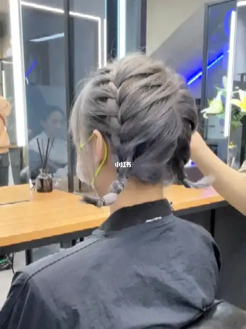 短发款双马尾编发造型