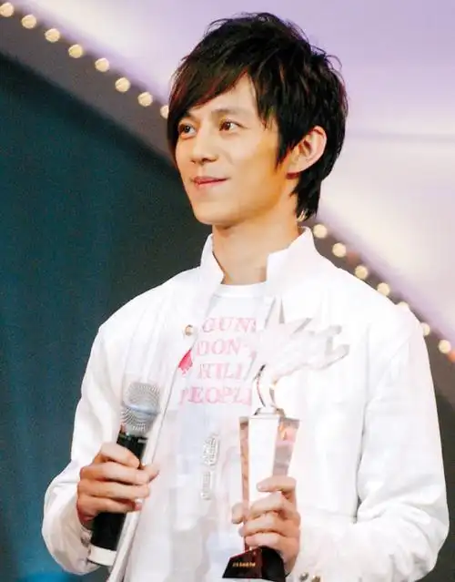 何炅:《暗恋桃花源》我愿继续演下去