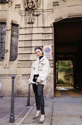 熊乃瑾抵达米兰优雅知性演绎深秋街头时尚